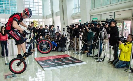 Rekord Guinnessa Polaka. Zdobył rowerem wieżę o wysokości 509 m