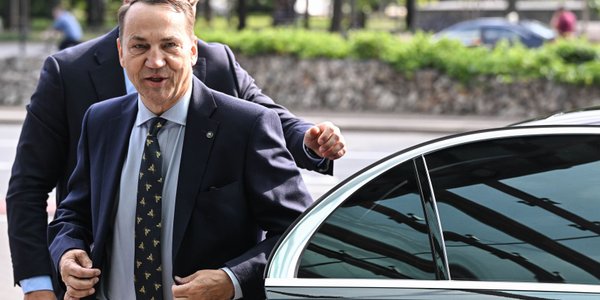 „Pokażemy kilkadziesiąt donacji dla Ukrainy od rządu PiS”. Radosław Sikorski mówi o „geopolityce gówniarstwa”