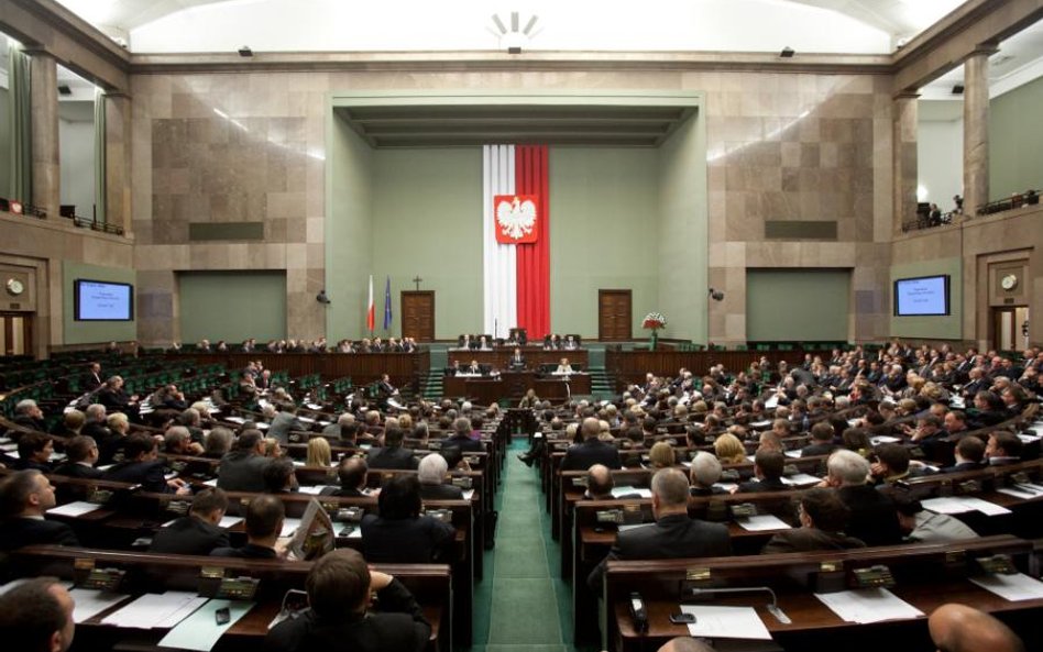 Najnowszy sondaż: PO 29%, PiS 28%