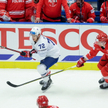 Jordann Perret z Francji i Krystian Dziubiński  podczas meczu grupy B hokejowych mistrzostw świata e