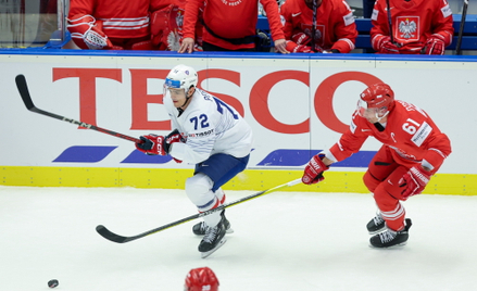 Jordann Perret z Francji i Krystian Dziubiński  podczas meczu grupy B hokejowych mistrzostw świata e
