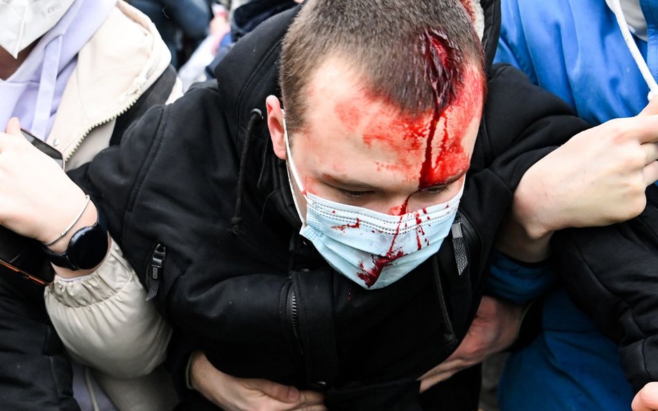 Mężczyzna ranny w czasie demonstracji w Moskwie