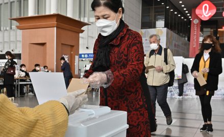 Z powodu epidemii zniknęły kłopotliwe tematy. Wybory w Korei Południowej