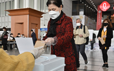 Z powodu epidemii zniknęły kłopotliwe tematy. Wybory w Korei Południowej