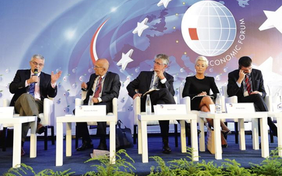 Daniel Daianu (pierwszy od lewej), wiceprezes rumuńskiego odpowiednika KNF, w dyskusji z Wiesławem R