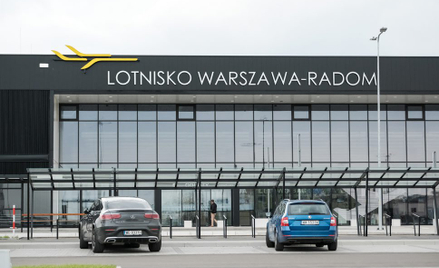 Lotnisko w Radomiu nie może przyjmować dużych samolotów, np. z USA lub dalekiej Azji, a dojazd do ni