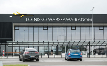 Lotnisko w Radomiu nie może przyjmować dużych samolotów, np. z USA lub dalekiej Azji, a dojazd do ni