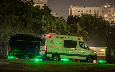 Karetka przed szpitalem w Tel Awiwie