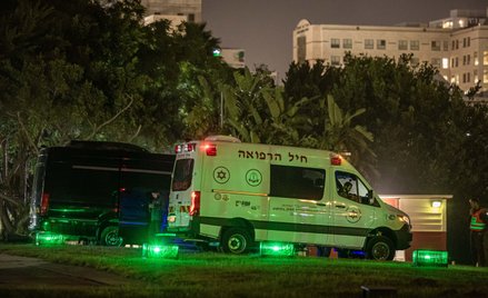 Karetka przed szpitalem w Tel Awiwie