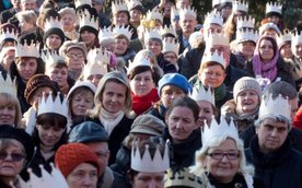 Uczestnicy otrzymają od wolontariuszy pamiątkowe korony oraz śpiewniki, które ułatwią aktywne włącze