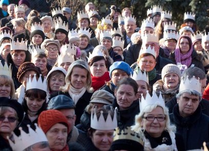 Uczestnicy otrzymają od wolontariuszy pamiątkowe korony oraz śpiewniki, które ułatwią aktywne włącze