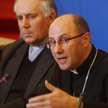 Sekretarz generalny episkopatu bp Grzegorz Polak (z prawej) nie ukrywa, że pedofilia jest w Kościele