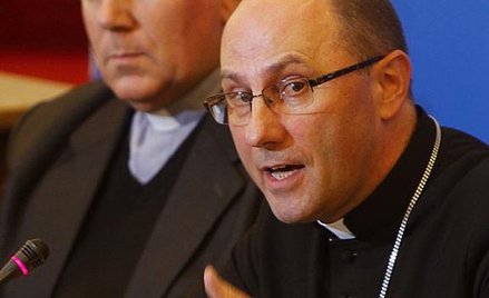 Sekretarz generalny episkopatu bp Grzegorz Polak (z prawej) nie ukrywa, że pedofilia jest w Kościele
