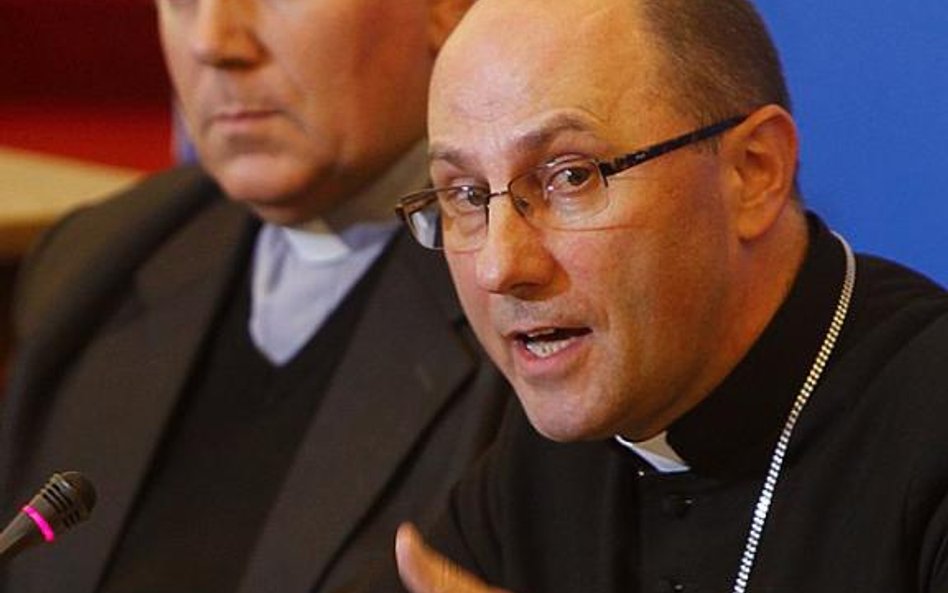 Sekretarz generalny episkopatu bp Grzegorz Polak (z prawej) nie ukrywa, że pedofilia jest w Kościele