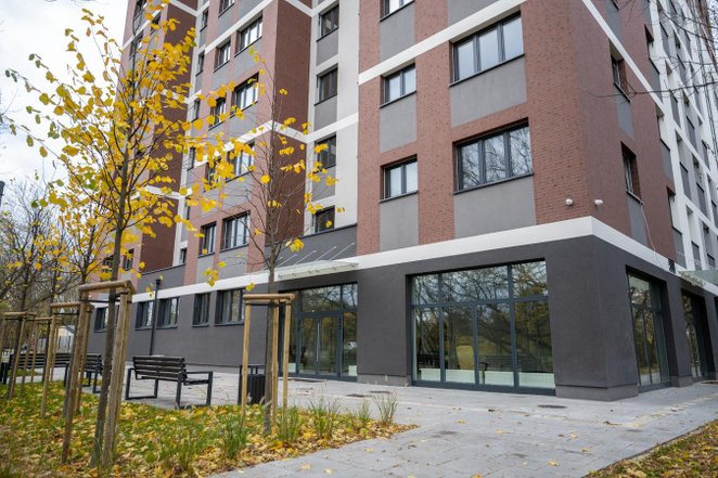 Oprócz lokali mieszkalnych, budynek zawiera dwa lokale usługowe na parterze i dwa niezależne garaże 