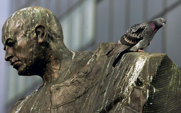 Już w 2010 roku „Życie Warszawy” alarmowało o niegodnej prezencji pomnika Starzyńskiego