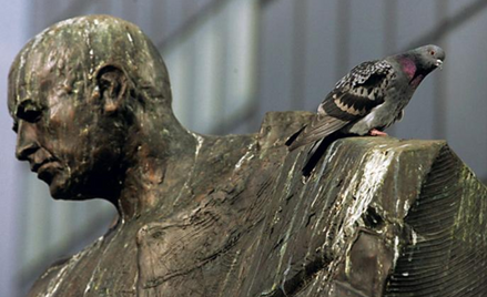 Już w 2010 roku „Życie Warszawy” alarmowało o niegodnej prezencji pomnika Starzyńskiego