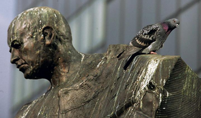 Już w 2010 roku „Życie Warszawy” alarmowało o niegodnej prezencji pomnika Starzyńskiego