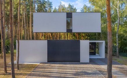 W środkowej części budynku umieszczono pas lustrzanej fasady. To od tych luster rezydencja bierze sw