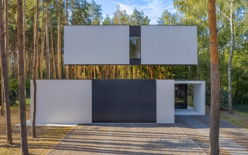 W środkowej części budynku umieszczono pas lustrzanej fasady. To od tych luster rezydencja bierze sw