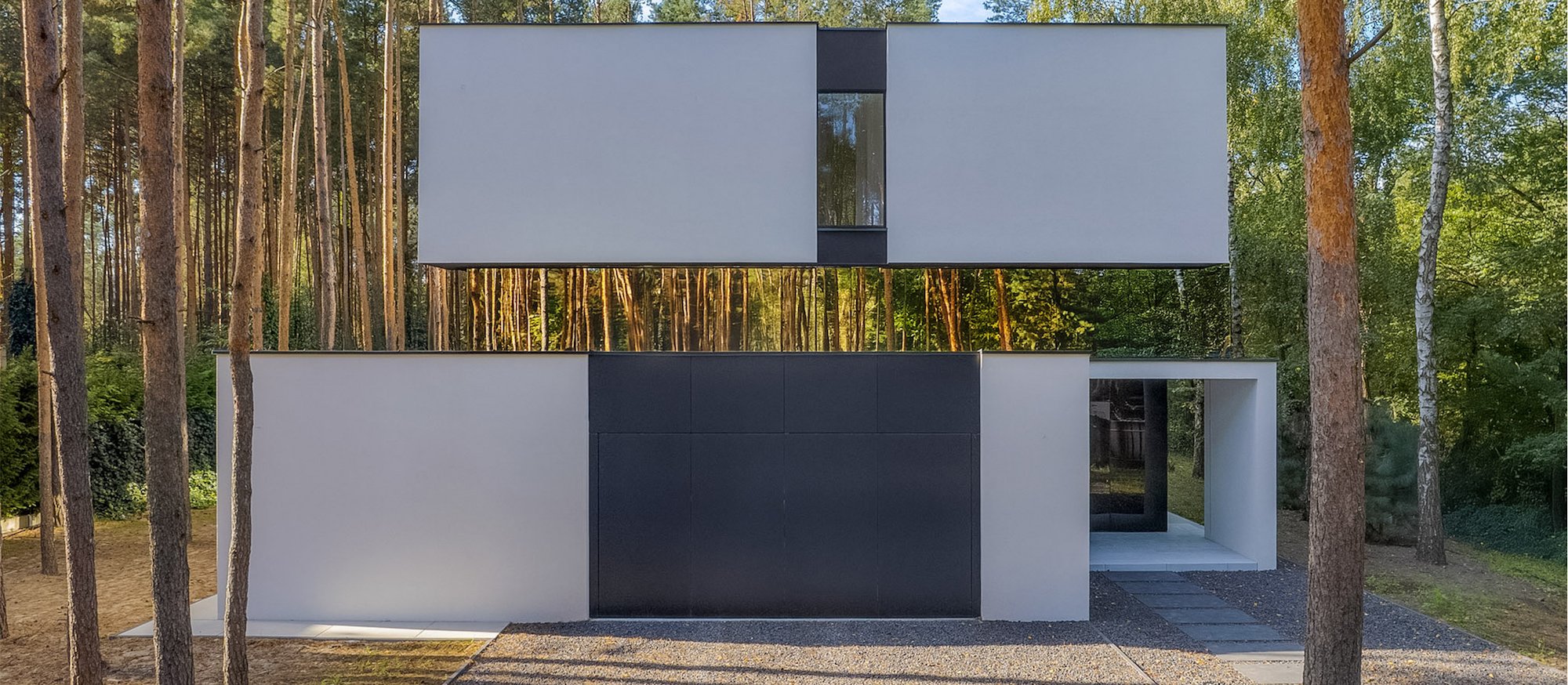 Lewitujący dom w lesie. Willa pod Warszawą, która „unosi się” w powietrzu