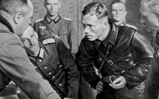 Dowódca XIX Korpusu Armijnego Heinz Guderian (pierwszy od lewej) w rozmowie z komisarzem politycznym