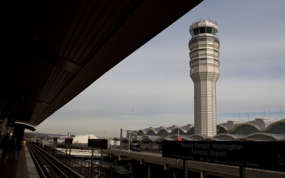 Wieża kontroli lotów na lotnisku im Ronalda Reagana w Arlington pod Waszyngtonem