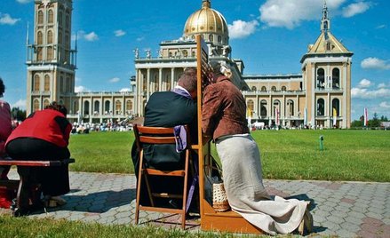 Reportaż z dni spotkań ludzi uzależnionych w Licheniu