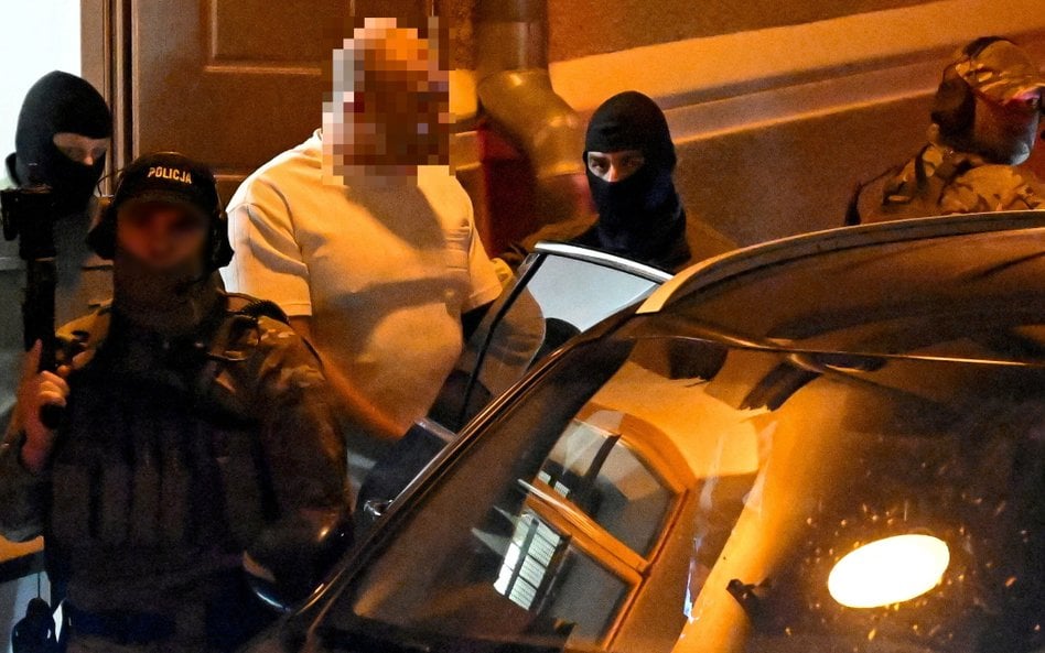 Patryk M. ps. "Wielki Bu" (C) wyprowadzany z siedziby Sądu Rejonowego Lublin-Zachód