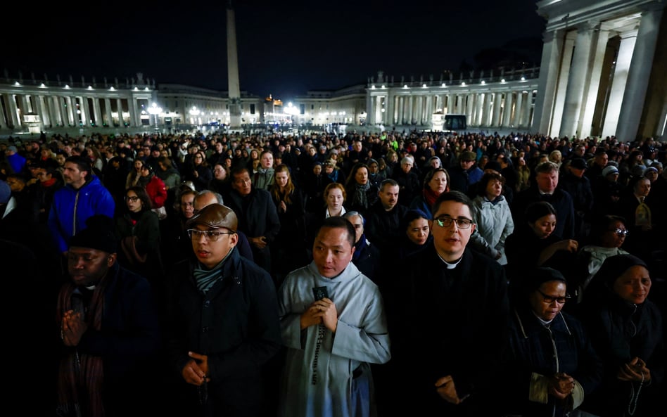 Wierni modlą się o zdrowie papieża Franciszka na placu Świętego Piotra w Rzymie.