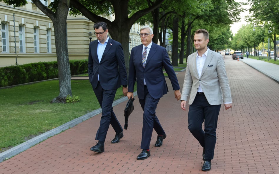 Roman Giertych (w środku) wstępuje do Platformy Obywatelskiej