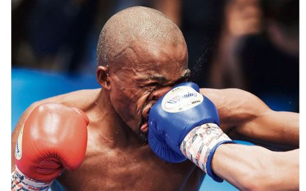 Moruti Mthalane z RPA trafiony przez Japończyka Masayuki Kuroda podczas walki o tytuł IBF w wadze mu