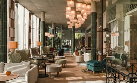 Autorką instalacji ze szkła we wnętrzach hotelu jest Edyta Barańska, założycielka pracowni Barańska 