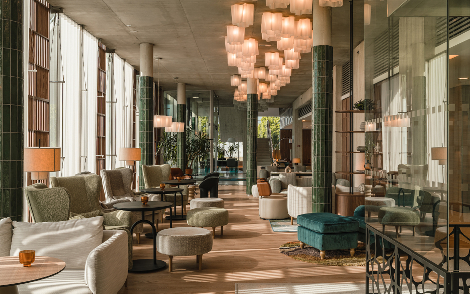 Autorką instalacji ze szkła we wnętrzach hotelu jest Edyta Barańska, założycielka pracowni Barańska 