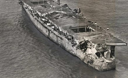 Tak wyglądał lotniskowiec po próbnym wybuchu bomby atomowej na atolu Bikini