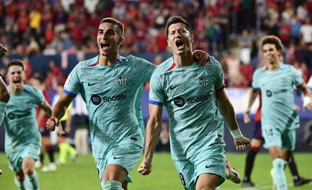 Ferran Torres cieszy się z bramki strzelonej przez Roberta Lewandowskiego w meczu z Osasuną