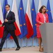 Premier Mateusz Morawiecki (L) i minister finansów Magdalena Rzeczkowska (P) podczas konferencji pra