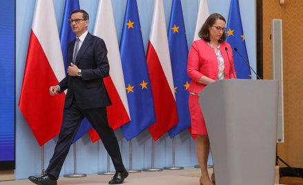 Premier Mateusz Morawiecki (L) i minister finansów Magdalena Rzeczkowska (P) podczas konferencji pra