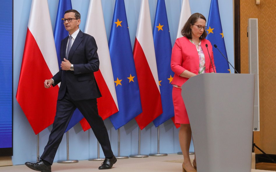 Premier Mateusz Morawiecki (L) i minister finansów Magdalena Rzeczkowska (P) podczas konferencji pra