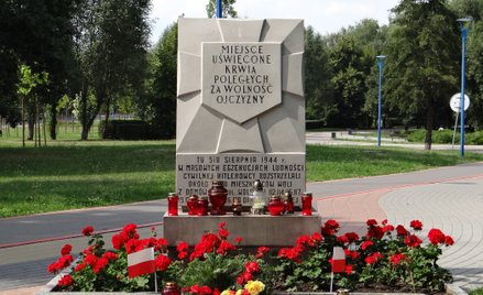 Warszawa, jedna z zachowanych tablic Tchorka w Parku im. Edwarda Szymańskiego na Woli