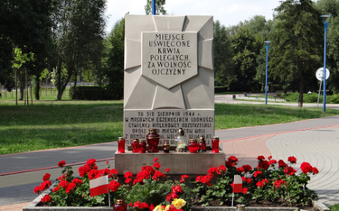 Warszawa, jedna z zachowanych tablic Tchorka w Parku im. Edwarda Szymańskiego na Woli