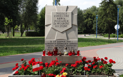 Warszawa, jedna z zachowanych tablic Tchorka w Parku im. Edwarda Szymańskiego na Woli