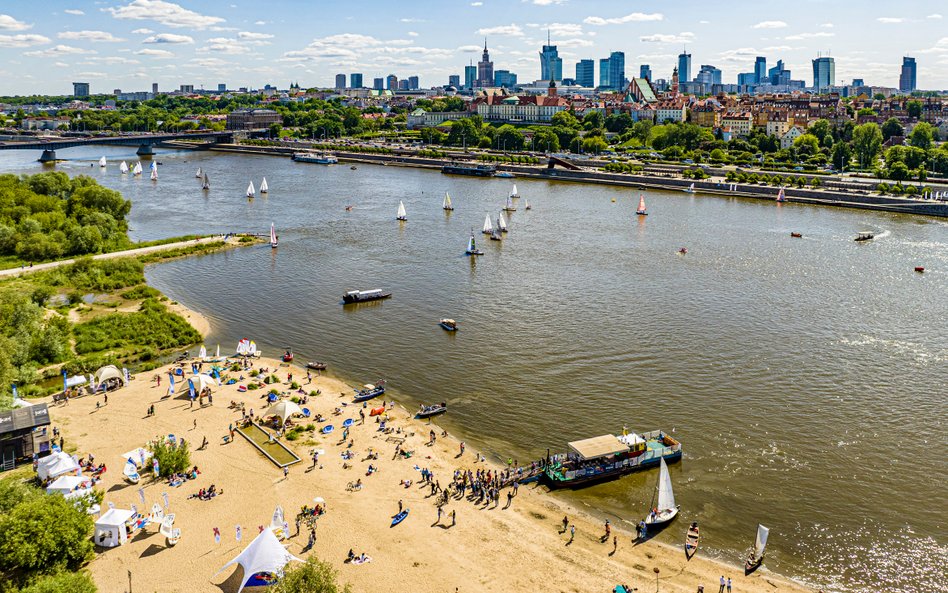W tym roku na warszawskich plażach nad Wisłą odbywa się Festiwal Plaż / zdjęcie ilustracyjne