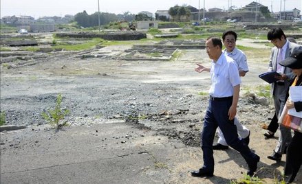 Sekretarz generalny ONZ Ban Ki Mun wizytuje w Japonii tereny dotknięte tsunami