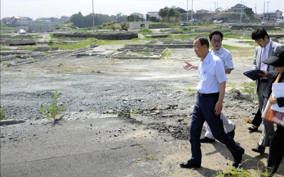 Sekretarz generalny ONZ Ban Ki Mun wizytuje w Japonii tereny dotknięte tsunami