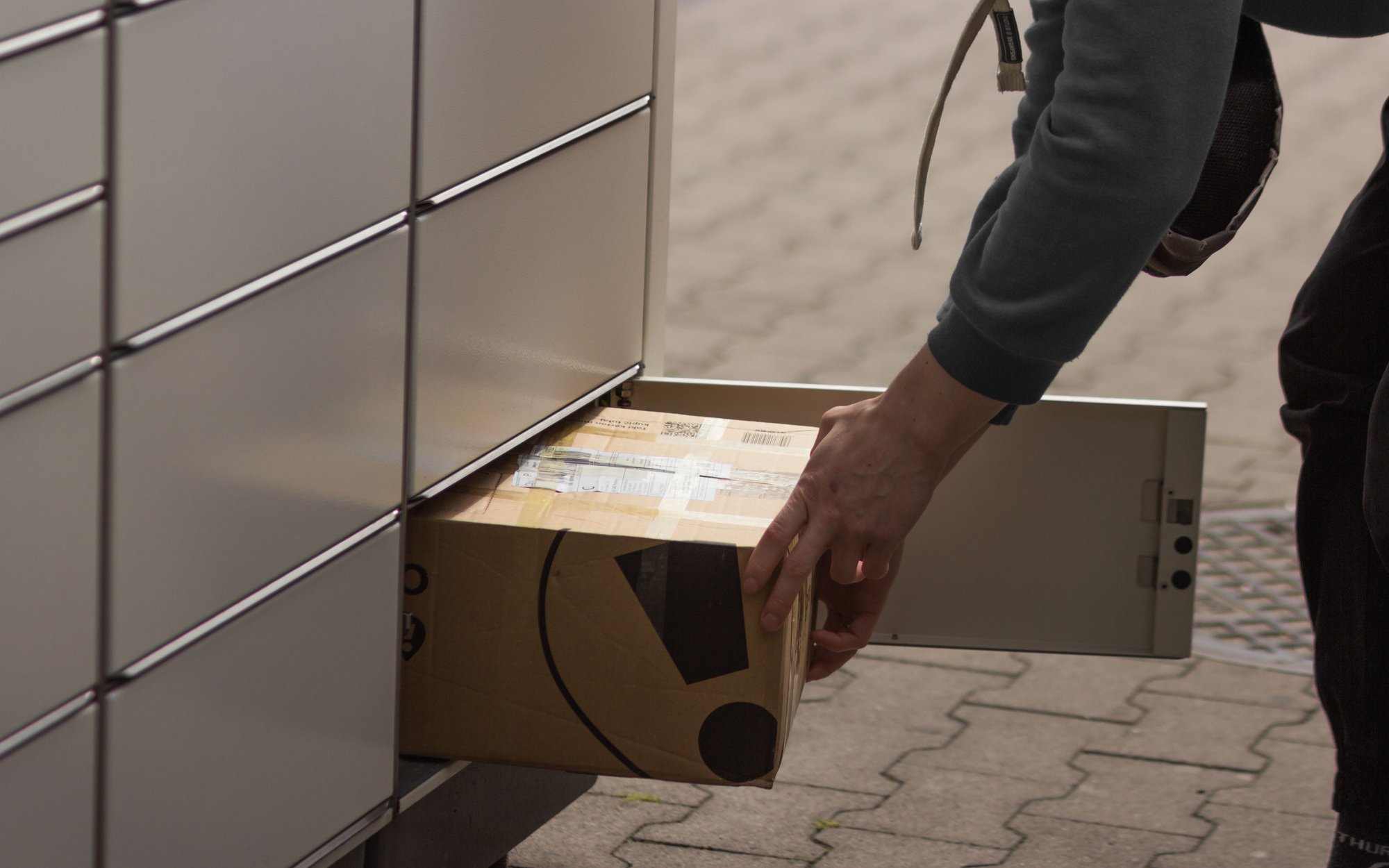 Rewolucja w wysyłce paczek. AI zastępuje formularze i kliknięcia