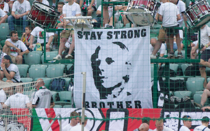 Transparent z podobizną Janusza Walusia na stadionie podczas meczu Legii Warszawa