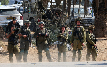 Izraelscy żołnierze w Kfar Aza, kibucu w pobliżu granicy ze Strefą Gazy