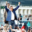 Jean-Luc Mélenchon, przywódca partii Francja Niepokorna i koalicji Nowego Frontu Ludowego, triumfuje
