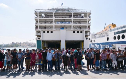 Uchodźcy opuszczają Lesbos